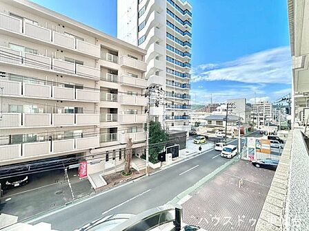 大きな窓から明るい光が入り、開放感のある眺めが楽しめます♪