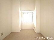窓もあるので圧迫感がなく、柔らかな色見でリラックスできる快適空間！