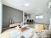 3面採光の明るいリビングになっております♪