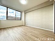 一日の疲れを癒す寝室は、落ちつきのある内装とゆとりある広さが魅力