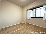 シンプルで家具の配置もしやすいこちらの洋室は4．1帖書斎や子供部屋にピッタリ！