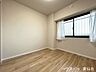子供部屋：シンプルで家具の配置もしやすいこちらの洋室は4．1帖書斎や子供部屋にピッタリ！