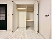 棚付きのクロゼットで空間を有効に使えますね♪