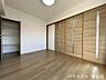 寝室：壁一面の扉で閉塞感のないお部屋です♪