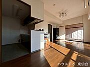 南向きの窓から明るい日差しが差し込リビングになっております！