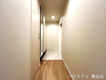 廊下には収納がついております!