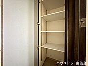 廊下にはちょっとした物をさっとしまえる、気の利いた収納スペース