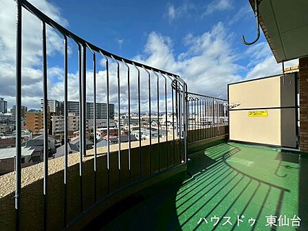 バルコニーは広々、晴れた日は洗濯物がたくさん干せそうです