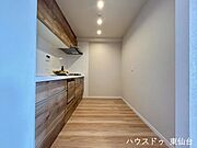 お好みのカップボードを置くスペースもありますね♪