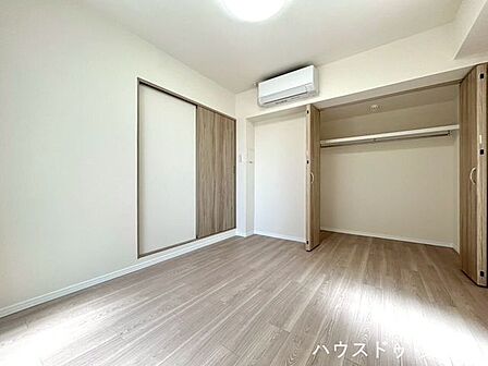 引き戸で行き来も換気もしやすい洋室です♪