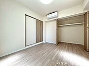 引き戸で行き来も換気もしやすい洋室です♪