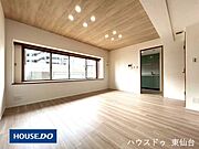 開放感のある窓からたっぷり日差しが差し込リビングになっております♪