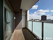 視線は遮りつつ光を通してくれる開放感のあるバルコニーです♪