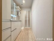 ホテルライクなうれしい三面鏡♪細かいものが増えがちな水回りに豊富な収納がうれしいですね♪