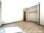 両開き扉で中が一目で見渡せるため、衣類の出し入れがしやすい収納です