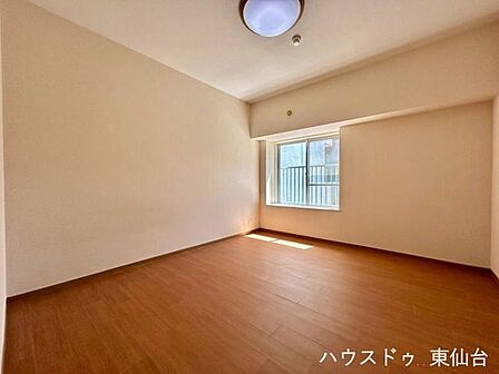 こちらの洋室は広々7.7帖!日差しが差し込むから明るいお部屋です!