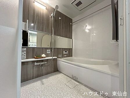 壁一面が木目調になっていて、オシャレですね!