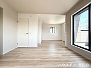 2部屋で13.7帖のお部屋はライフスタイルに合わせて2部屋に分けることができます♪