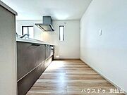 キッチンスペースは広々としてお好みでカップボードや大型冷蔵庫も置けそうです♪
