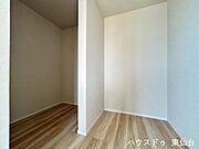 衣類や小物をまとめて収納できる広々としたクローゼットで、毎日の身支度がスムーズになります