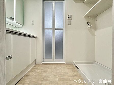 洗濯機置き場には、重宝する棚がついていました!