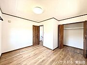 奥行きたっぷりのクローゼットで、季節物もラクラク整理（加工で家具等消しております）
