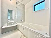 足を伸ばしてくつろげる大きな浴槽で一日の疲れを癒すことができます♪