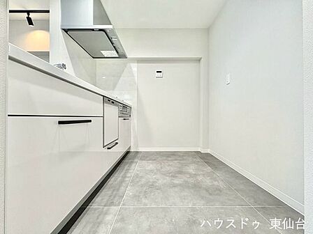 キッチンスペースは広々としてお好みでカップボードや大型冷蔵庫も置けそうです♪