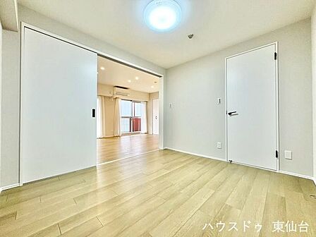 リビング続きのこちらの5.1帖の洋室は、お昼寝、遊び場、来客スペースと多用途に使える一室。