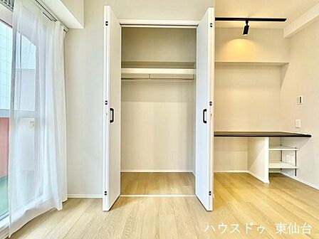 リビングからすぐ使えるクローゼットで、上着や日用品の定位置ができ、片付けが驚くほどスムーズになります。