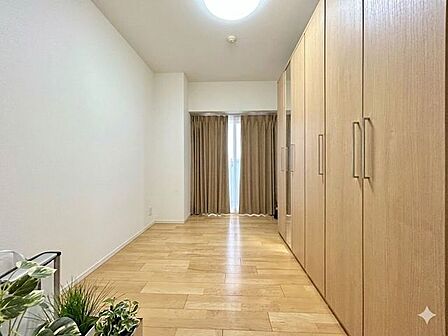 ベッド+収納家具も置きやすい6.4帖。落ち着いた時間を過ごせる一室。