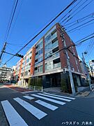 赤坂の角地に存在感あふれる、赤いマンション。