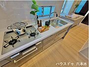 使いやすいキッチン。三口コンロで料理もスムーズにでき、収納も充実しています。