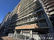 落ち着いた雰囲気の外観が印象的なマンションです。