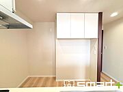 〜広々キッチンスペース〜 ・キッチンスペースは余裕のある広さとなっており、キッチン内のでのすれ違いも楽々。 ・お料理や洗い物がしやすい設計となっております。 
