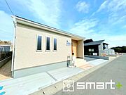 ～ベタ基礎でしっかりとした土台～ ・コンクリートの中に鉄筋を配し強度を高めた「ベタ基礎」を採用。 ・しっかりとした土台を造ったうえで、その上に建物が築造されていきます。 