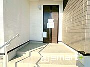 ～デザイン性に優れた玄関～ ・モダンなデザインの玄関ドアを採用する事でお住まいの「顔」の印象が大きく変わります。 ・毎日帰宅した際に嬉しくなる仕様です。 