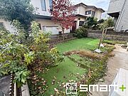 ～広々したお庭のある邸宅～ ・余裕の敷地には広いお庭もご用意。 ・ガーデニングや安らぎの空間として、倉庫を置いたりと様々な活用が可能です。 ・人工芝の敷設などもお気軽にご相談くださいませ。 