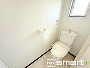 ～やはり便利なタンク式トイレ～ ・最近はタンクレストイレもございますが、タンク式の場合は停電時もお水を流すことが可能。 ・故障時なども比較的費用が安くなるなど、メリットが多くなります。 