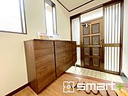 ～穏やかな陽の入る玄関～ ・玄関ドアのガラス部分に加えてシューズボックスの間に窓を設ける事で穏やかな陽の入る玄関に。 ・ご家族やご来客を明るい空間で出迎えてくれます。 