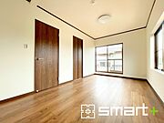 ～2面採光の明るいお部屋～ ・洋室は2面採光とする事で穏やかな陽の入る明るい空間となっております。 ・くつろぎのプライベート時間を明るい空間で穏やかにお過ごしいただけます。 