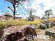 ～お庭もある余裕の敷地～ ・広々した敷地にはお庭もご用意。お庭があるだけで余裕を感じますね。 ・防草シートや人工芝の敷設などのオプションもお気軽にご相談くださいませ。 