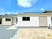 ～ベタ基礎でしっかりとした土台～ ・コンクリートの中に鉄筋を配し強度を高めた「ベタ基礎」を採用。 ・しっかりとした土台を造ったうえで、その上に建物が築造されていきます。 