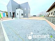 ～ゆとりあるカースペース～ ・セカンドカーや来客時にも困らないカースペース3台分は並列駐車可能でお車の出し入れもラクラク。 ・カーポートなどのオプションもお気軽にご相談くださいませ。 