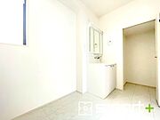 ～人気の三面鏡を採用～ ・洗面台は三面鏡仕様なので鏡の角度を変える事で頭の後ろの方までご確認可能です。 ・鏡の裏が収納になっておりますので、洗面台周りもスッキリと片付きます。 