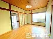 ～オプション施行もお任せください～ ・フローリングの変色など劣化を軽減し、水をこぼした場合などにも防いでくれるフロアコーテイングが人気となっております。 ・オプション施行もお任せください。 