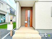 ～お住まいの顔「玄関」～ ・玄関ドアの上にはもちろん軒がございますので、雨の日でも濡れずに鍵の開閉が可能です。 ・鍵は防犯性に優れたディンプルキーを採用。 