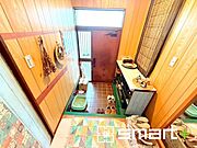 ～穏やかな陽の入る玄関～ ・玄関ドアのガラス部分から穏やかな陽の入る玄関に。 ・ご家族やご来客を明るい空間で出迎えてくれます。 