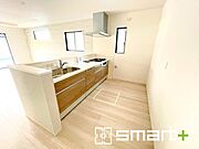 ～使い勝手の良いシステムキッチン～ ・料理がしやすい設計のキッチンでお料理もはかどりますね。 ・もちろんキッチン下部は収納になっておりますので、フライパンなども収納可能です。 