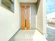 ～お住まいの顔「玄関」～ ・玄関ドアの上にはもちろん軒がございますので、雨の日でも濡れずに鍵の開閉が可能です。 ・鍵は防犯性に優れたディンプルキーを採用。 